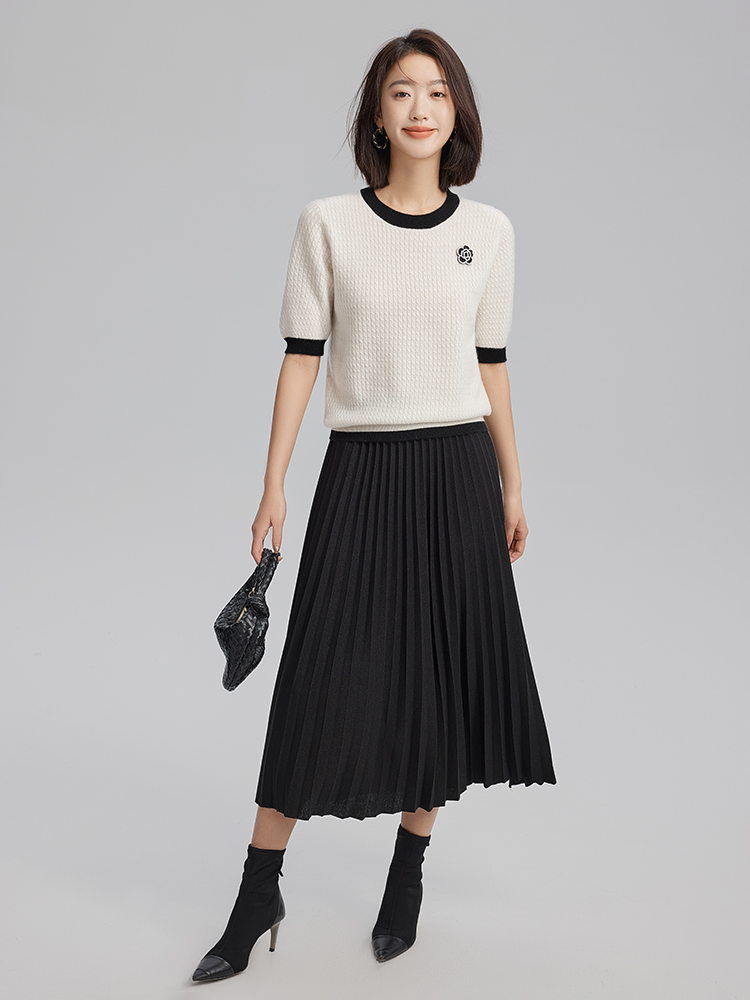 Women Cashmere T-shirt with Camellia